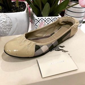 Burberry flats💗